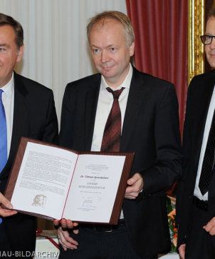 Foto von links nach rechts: Oberbürgermeister Claus Kaminsky, Dr. Tilman Spreckelsen, Uni-Vizepräsident Prof. Dr. Schubert-Zsilavecz (Medienzentrum Hanau / Bildarchiv)