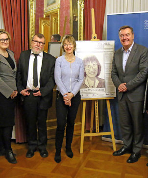Nils Galle (Stiftung der Sparkasse Hanau), Dr. Claudia Maria Pecher (Institut für Jugendbuchforschung der Goethe-Universität Frankfurt am Main), Laudator Prof. Dr. Dieter Wiedemann, Oberbürgermeister Claus Kaminsky, Preisträgerin Dr. Irene Wellershoff, Stadtverordnetenvorsteherin Beate Funck und Martin Hoppe, Fachbereichsleiter Kultur (Foto: Bodo Witzke)