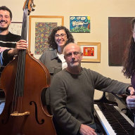 Hakan Kurşun. Es spielen: Seçil Işiksoy und Mert Kemanci (Violine), Asli Gazioğlu (Viola), Gül Sivaci (Cello), Bariş Çelik (Kontrabass), Miray Eslek und Ece Gülensoy (Klarinette) unter Leitung von Hakan Kurşun (Komposition, Arrangement, Gitarre)