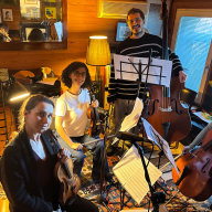 Hakan Kurşun. Es spielen: Seçil Işiksoy und Mert Kemanci (Violine), Asli Gazioğlu (Viola), Gül Sivaci (Cello), Bariş Çelik (Kontrabass), Miray Eslek und Ece Gülensoy (Klarinette) unter Leitung von Hakan Kurşun (Komposition, Arrangement, Gitarre)